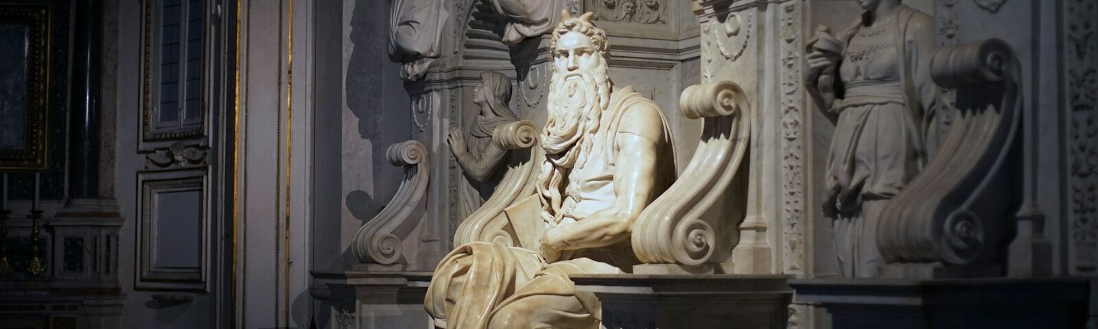 Mózes szobor ül a múzeum kapujában
